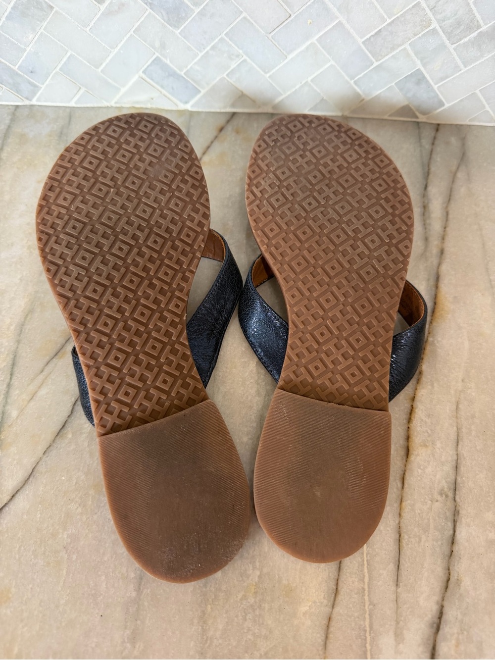 Tory Burch Navy Leather Thong Sandals with Gold Logo Size 5 - Picture 3 of 6